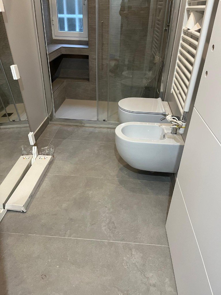 Bagno ristrutturato con posa sanitari sospesi e doccia